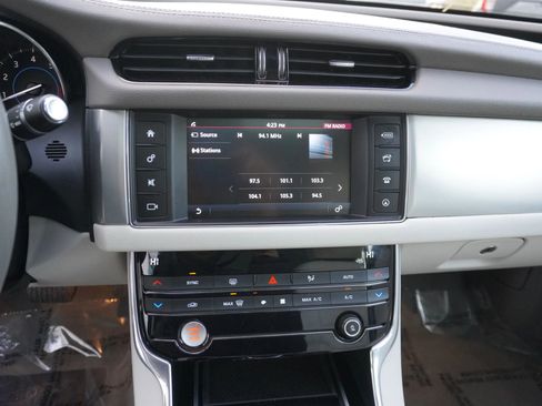 Used 2017 Jaguar XF Premium image 17