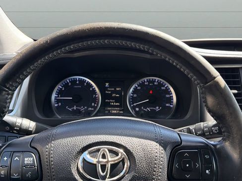 Used 2017 Toyota Highlander Plus AWD/4WD image 29