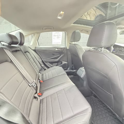 Used 2023 Volkswagen Jetta SE FWD image 9