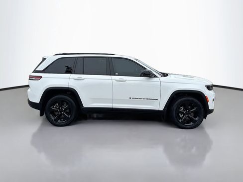 Used 2023 Jeep Grand Cherokee Altitude AWD/4WD image 8
