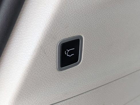 Used 2024 Chrysler Pacifica Touring-L FWD image 29