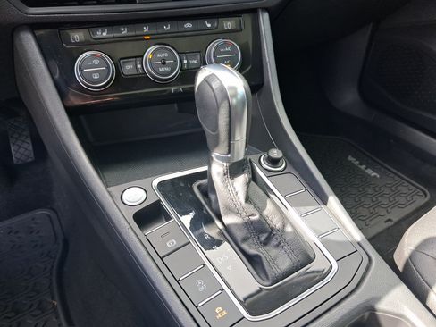 Used 2019 Volkswagen Jetta SEL w/ Cold Weather Package FWD image 18