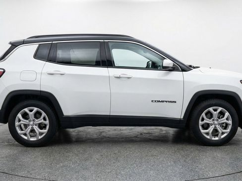 Used 2025 Jeep Compass Latitude image 11