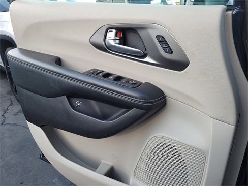 Certified 2021 Chrysler Pacifica Touring-L image 15