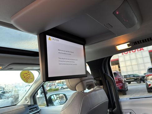 Used 2025 Toyota Sienna XLE w/ XLE Plus Package FWD image 28