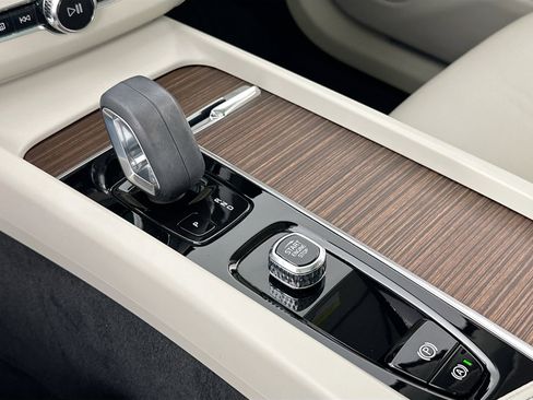 Used 2022 Volvo XC60 B5 Momentum w/ Protection Package Premier image 17