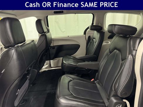 Used 2023 Chrysler Pacifica Touring-L FWD image 15