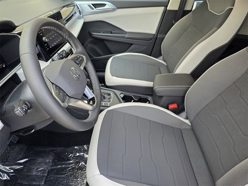 New 2025 Volkswagen Taos SE image 9