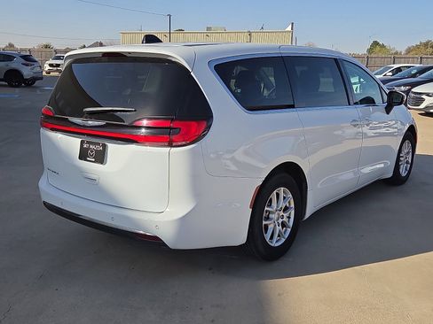 Used 2023 Chrysler Pacifica Touring-L image 5