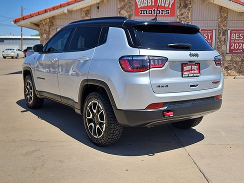 Used 2025 Jeep Compass Trailhawk AWD/4WD image 2
