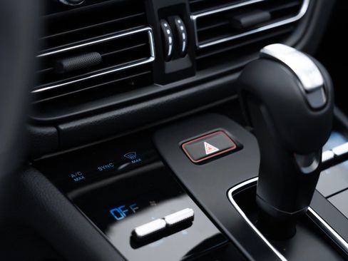 Certified 2023 Porsche Macan AWD/4WD image 21
