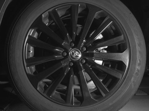 Used 2024 Toyota Highlander XSE FWD image 14