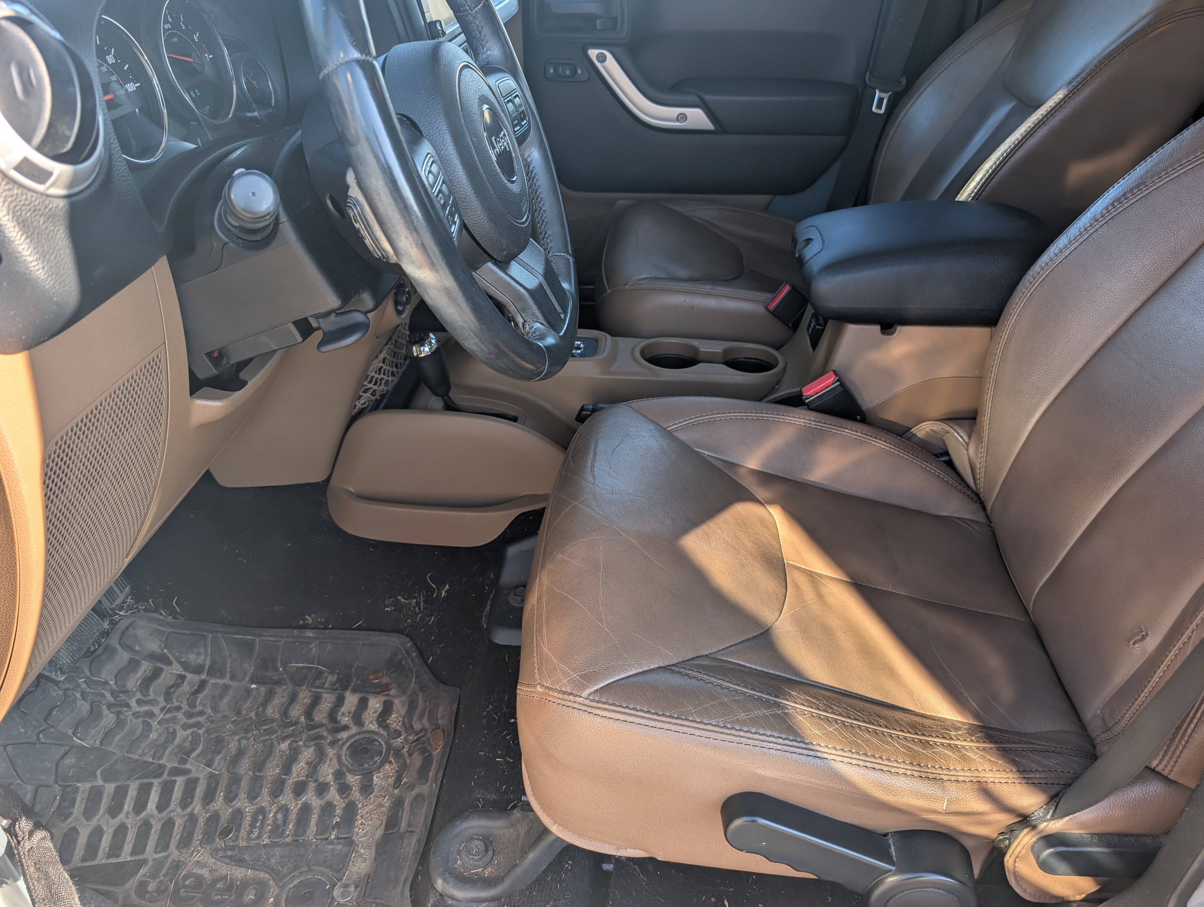Used 2015 Jeep Wrangler Unlimited Sahara w/ Connectivity Group AWD/4WD image 6