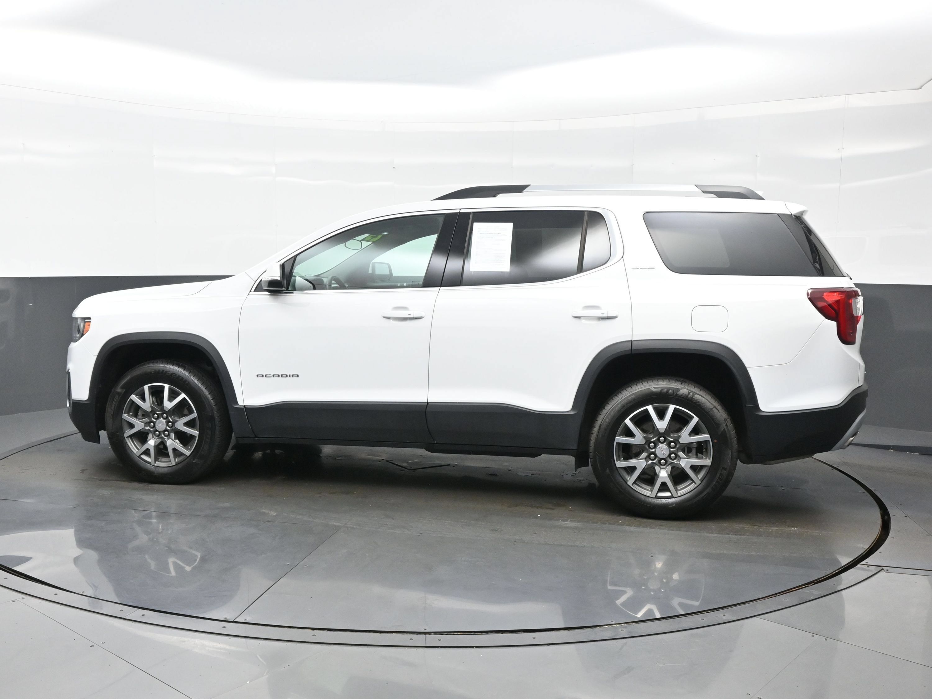 Used 2023 GMC Acadia SLE w/ Driver Convenience Package FWD image 3
