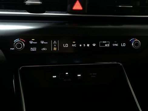 Used 2025 Kia Carnival FWD image 33