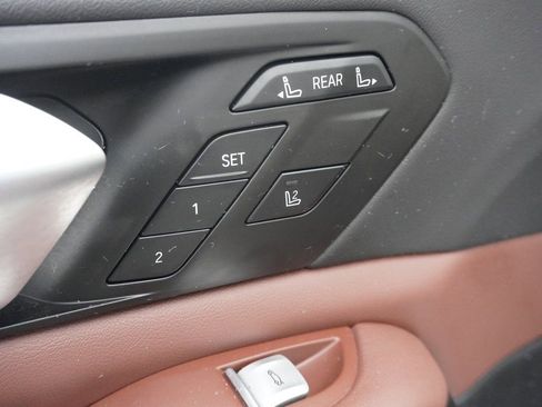 Used 2023 BMW X7 xDrive40i w/ Premium Package image 40