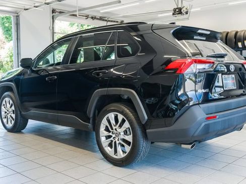 Used 2021 Toyota RAV4 XLE Premium AWD/4WD image 4