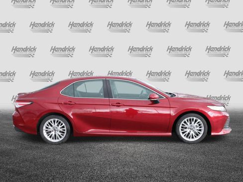 Used 2018 Toyota Camry XLE image 10
