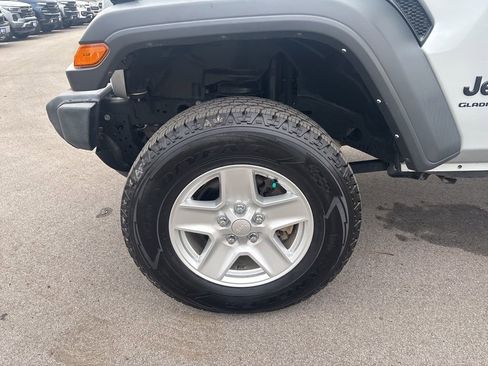 Used 2023 Jeep Gladiator Sport image 11