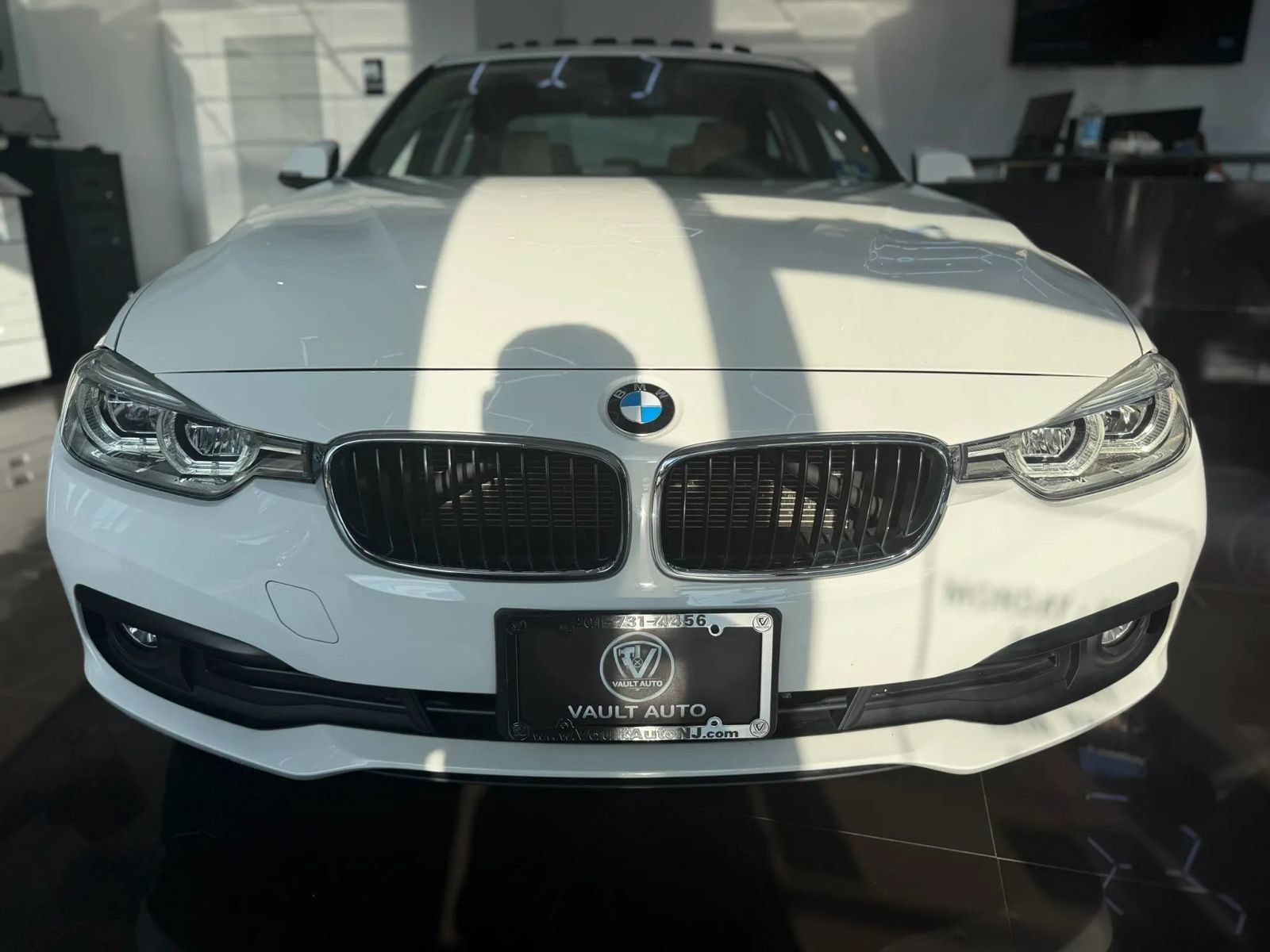 Used 2018 BMW 320i xDrive Sedan w/ Convenience Package AWD/4WD image 1