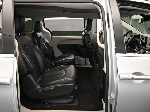 Used 2024 Chrysler Pacifica Select image 44