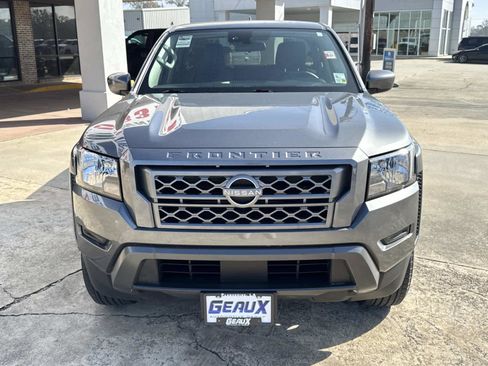 Used 2023 Nissan Frontier SV image 3