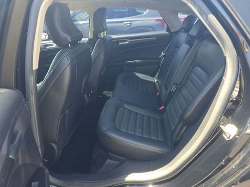 Used 2018 Ford Fusion SE w/ Fusion SE Technology Package FWD image 8