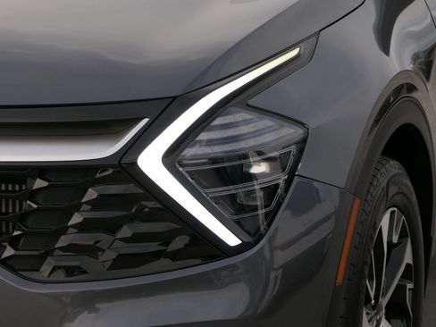 Used 2024 Kia Sportage EX image 9