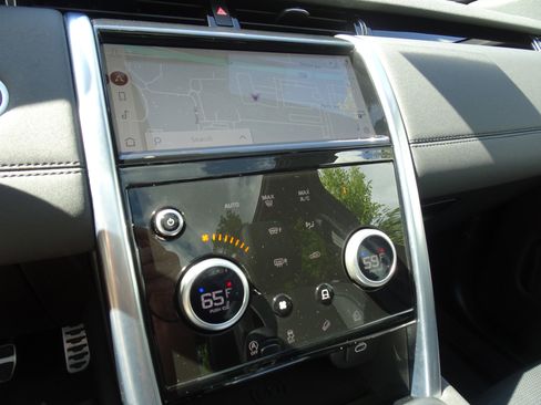 Used 2023 Land Rover Discovery Sport SE image 3