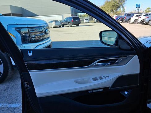 Used 2018 BMW 750i w/ Interior Design Package image 11