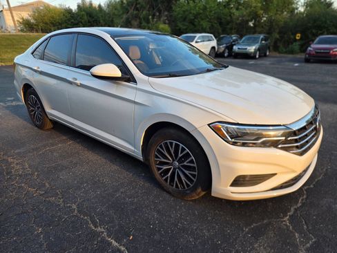 Used 2019 Volkswagen Jetta SE w/ Cold Weather Package FWD image 4