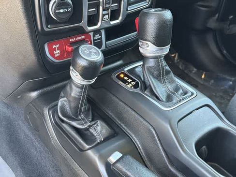 Used 2024 Jeep Wrangler Willys AWD/4WD image 23