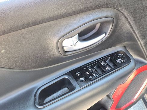 Used 2022 Jeep Renegade Trailhawk AWD/4WD image 13