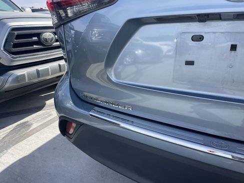 Used 2023 Toyota Highlander XLE image 4