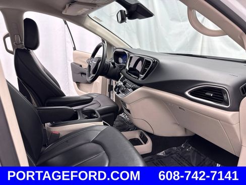 Used 2024 Chrysler Pacifica Touring-L FWD image 24