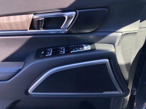 Used 2024 Kia Telluride EX w/ EX Captain's Chair Package image 12