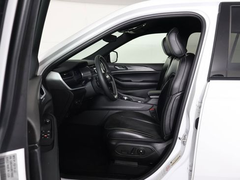 Used 2024 Jeep Grand Cherokee Altitude image 28