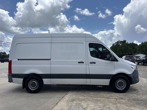 Used 2021 Mercedes-Benz Sprinter 2500 image 11