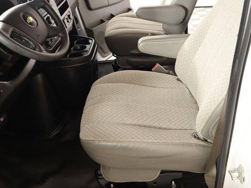 Used 2017 Chevrolet Express 2500 RWD image 9