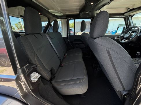 Used 2025 Jeep Wrangler Unlimited Sahara AWD/4WD image 39