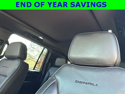Used 2022 GMC Yukon XL Denali image 32