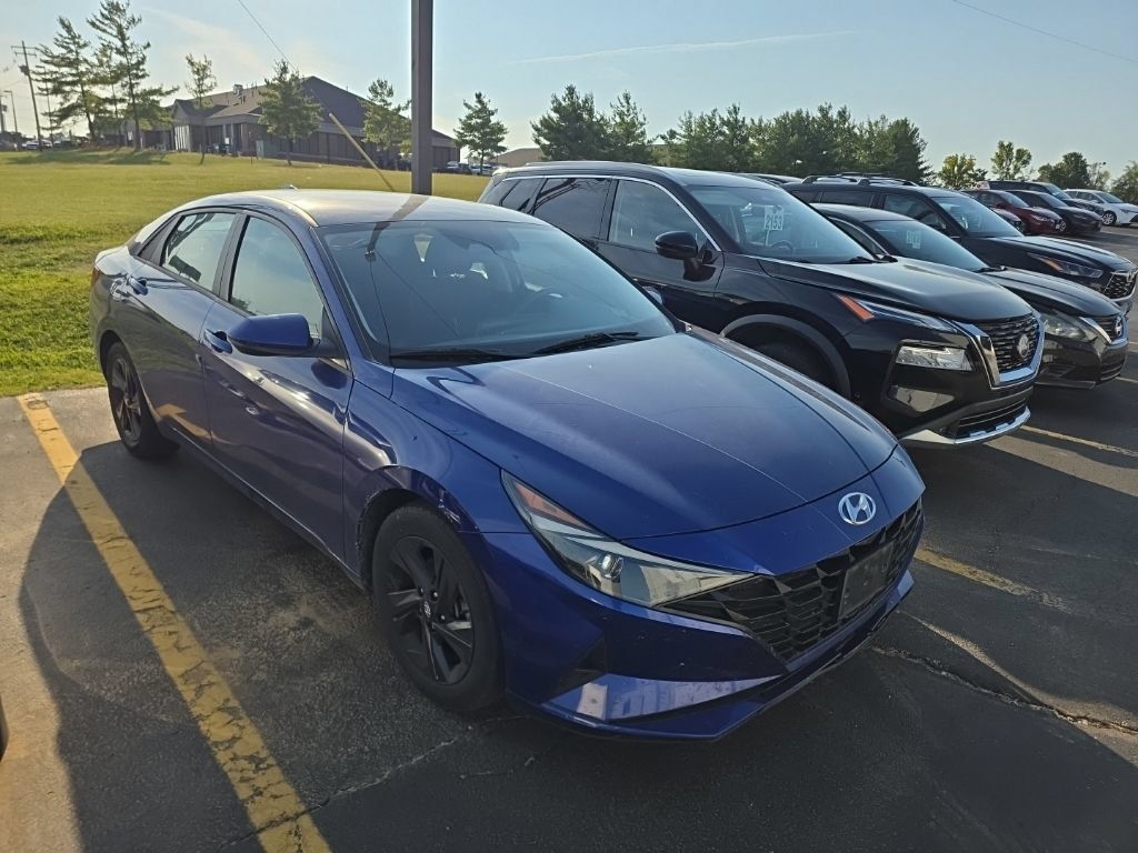 Used 2022 Hyundai Elantra SEL w/ Cargo Package FWD image 3