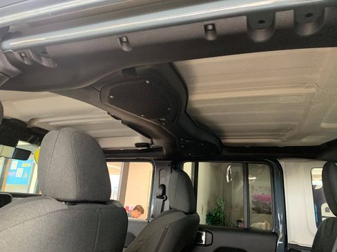 Used 2025 Jeep Wrangler Unlimited Sahara AWD/4WD image 23