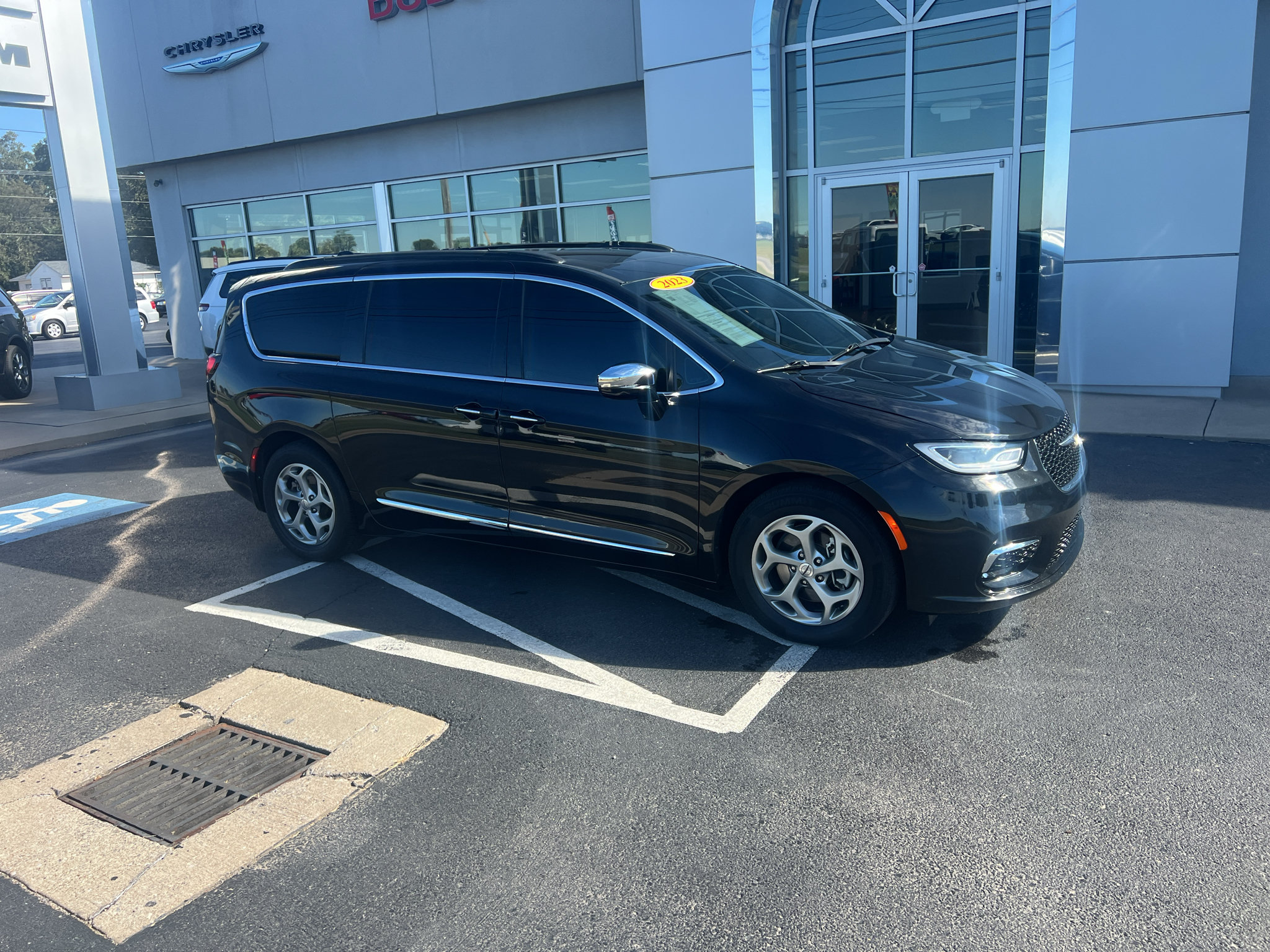 Used 2023 Chrysler Pacifica Limited FWD image 6