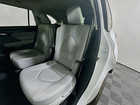 Certified 2024 Toyota Highlander XLE image 26