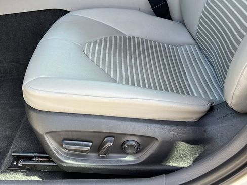 Used 2022 Toyota Camry SE w/ Convenience Package FWD image 15