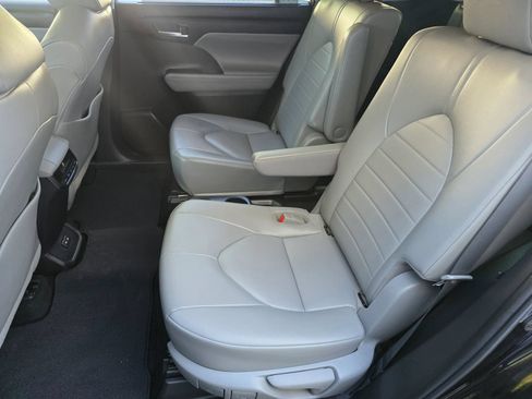 Used 2022 Toyota Highlander XLE FWD image 37