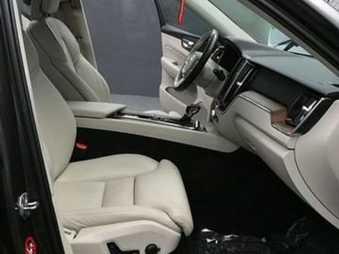 Used 2019 Volvo XC60 T6 Momentum w/ Multimedia Package AWD/4WD image 17
