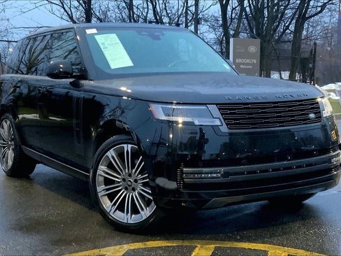 Used 2024 Land Rover Range Rover SE image 2