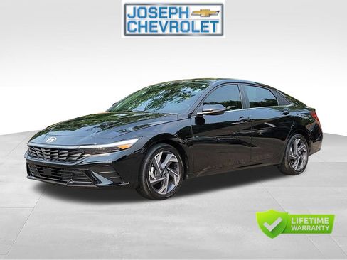 Used 2025 Hyundai Elantra Limited FWD image 2